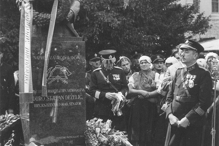 Slika /slike/Otkrivanje spomenika Gjuri Stjepanu Deželiću.jpg
